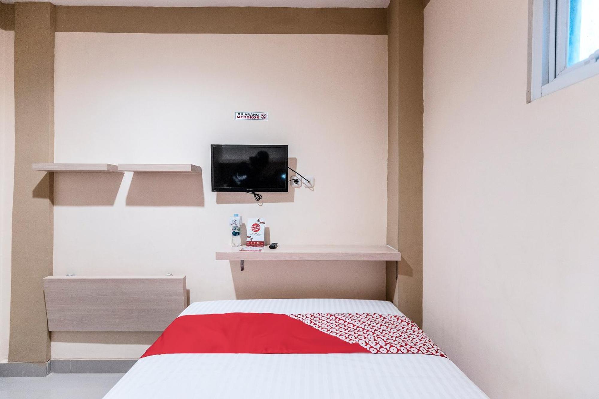 Oyo 478 Balcon Biru Hotel Джакарта Екстериор снимка