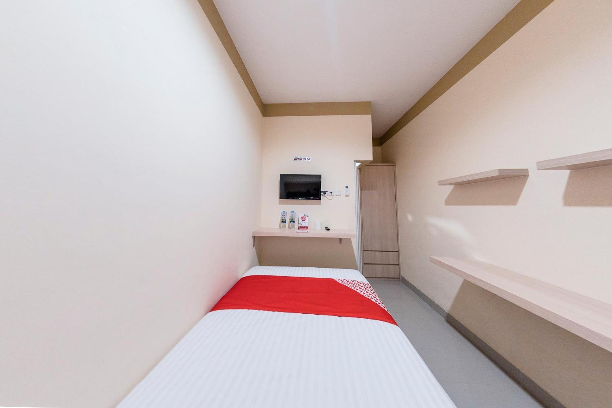 Oyo 478 Balcon Biru Hotel Джакарта Екстериор снимка
