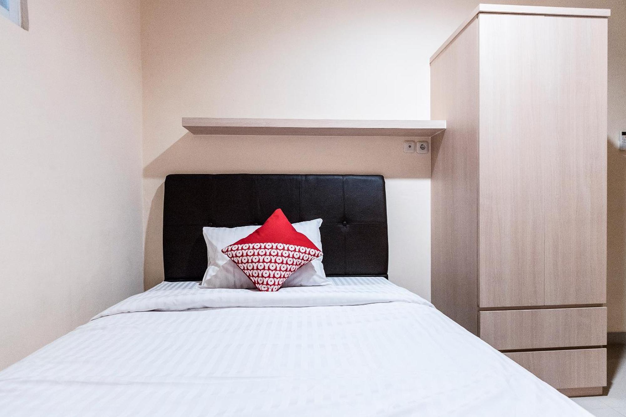 Oyo 478 Balcon Biru Hotel Джакарта Екстериор снимка