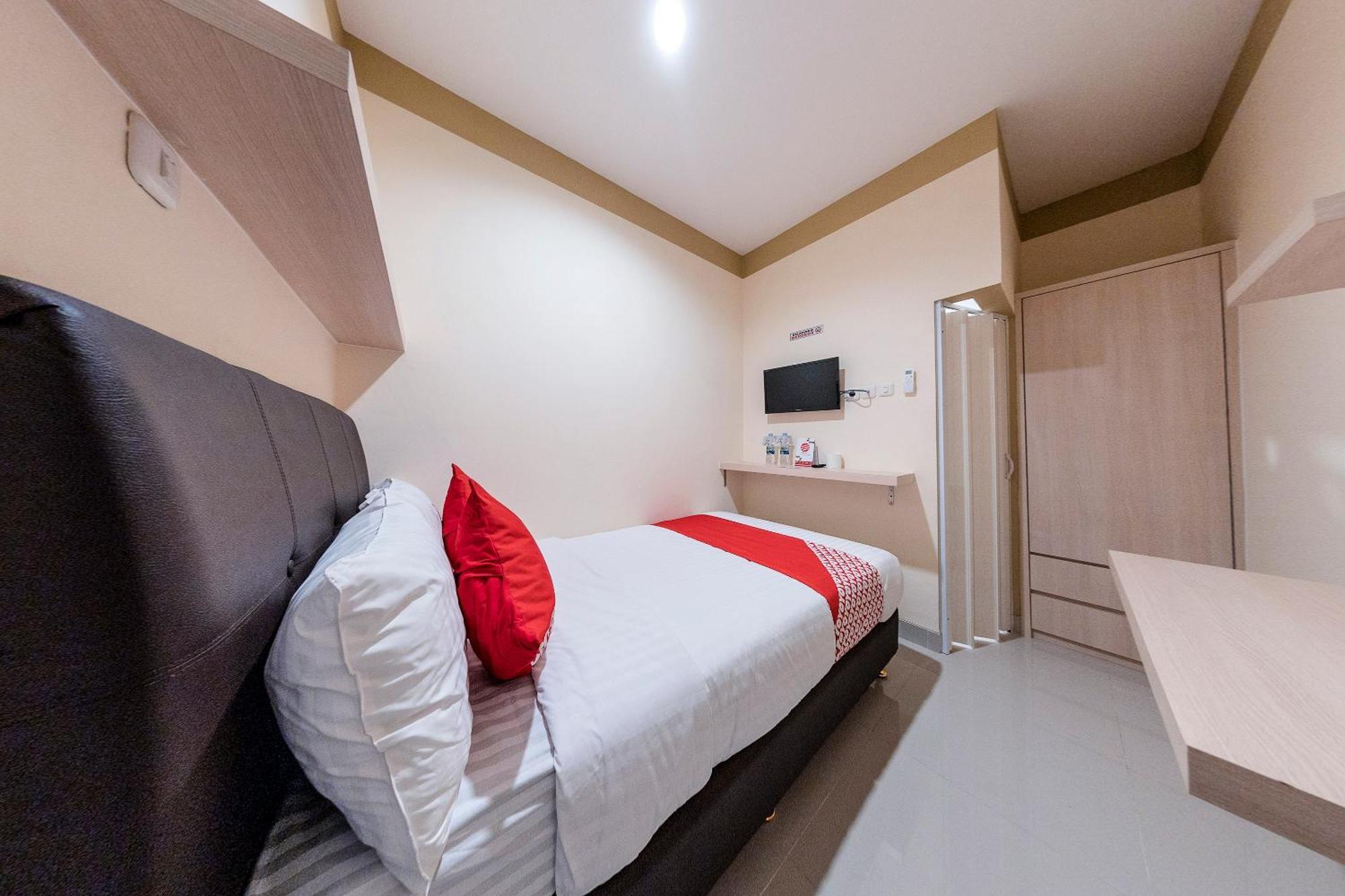 Oyo 478 Balcon Biru Hotel Джакарта Екстериор снимка