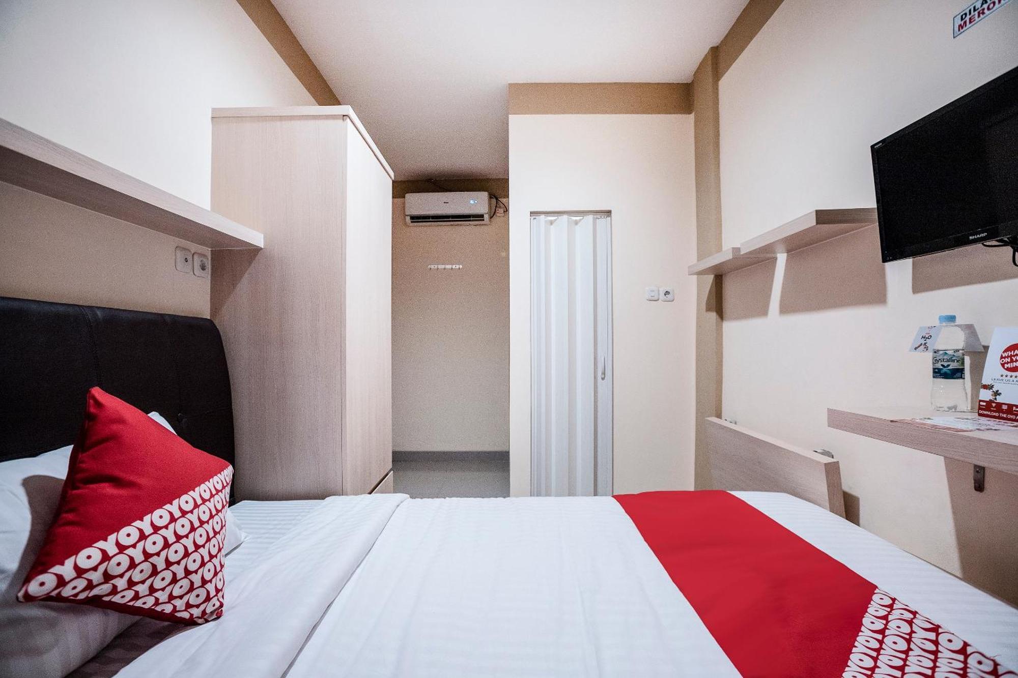 Oyo 478 Balcon Biru Hotel Джакарта Екстериор снимка