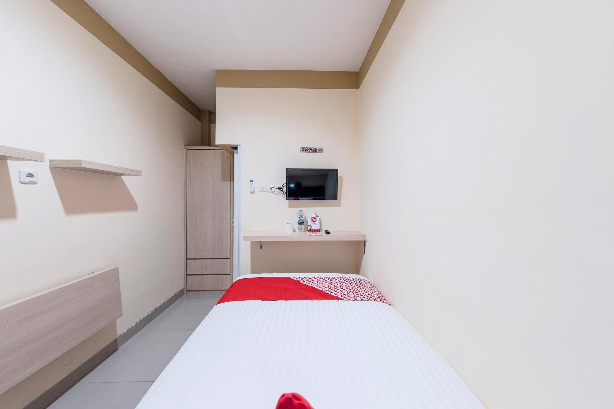 Oyo 478 Balcon Biru Hotel Джакарта Екстериор снимка