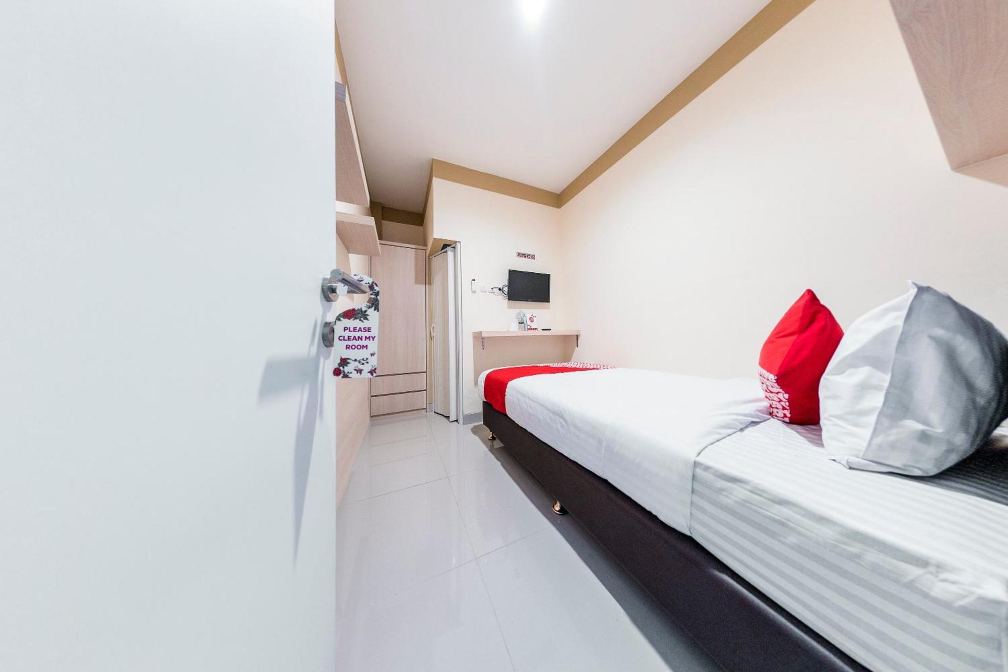 Oyo 478 Balcon Biru Hotel Джакарта Екстериор снимка