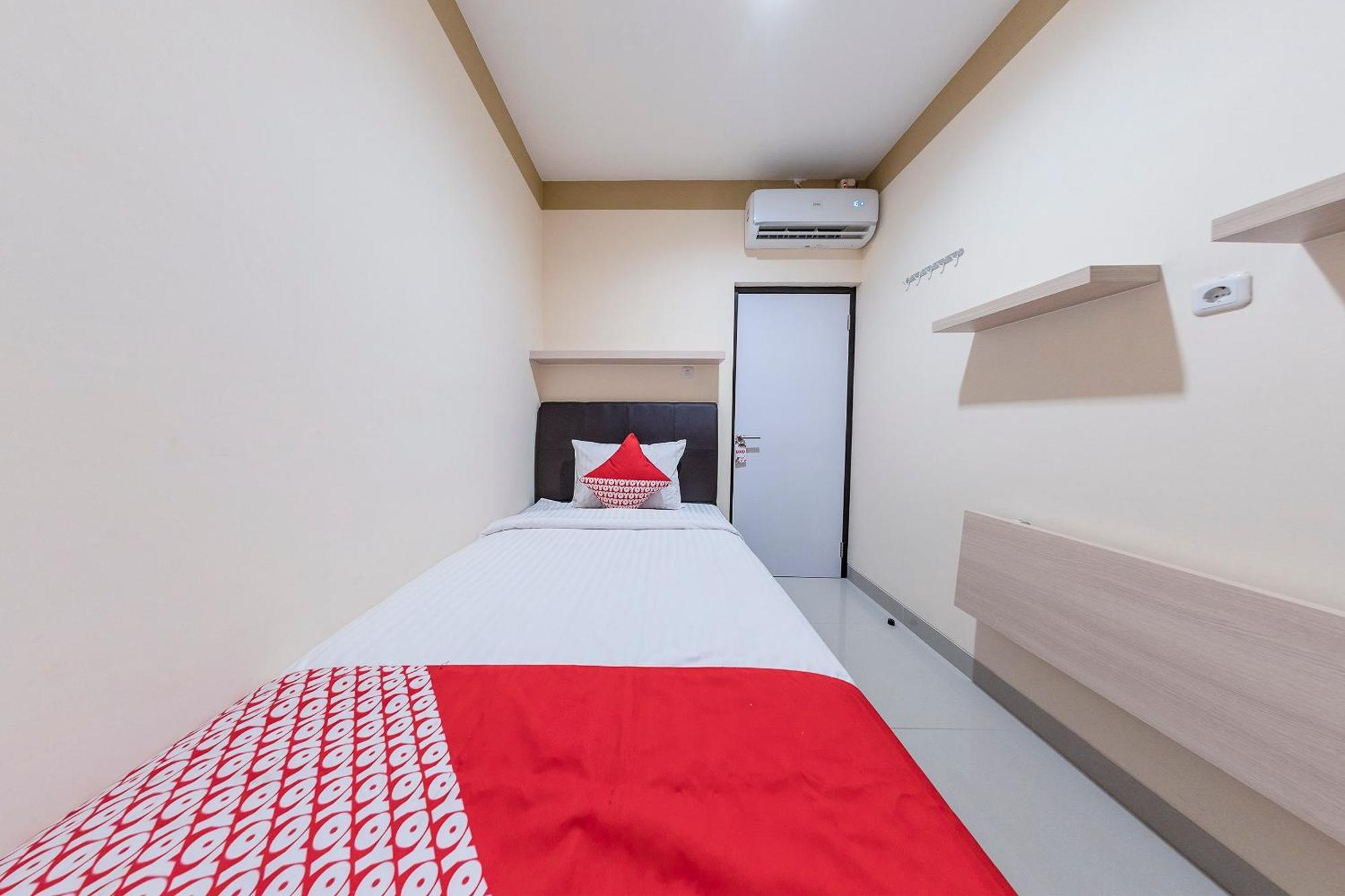 Oyo 478 Balcon Biru Hotel Джакарта Екстериор снимка