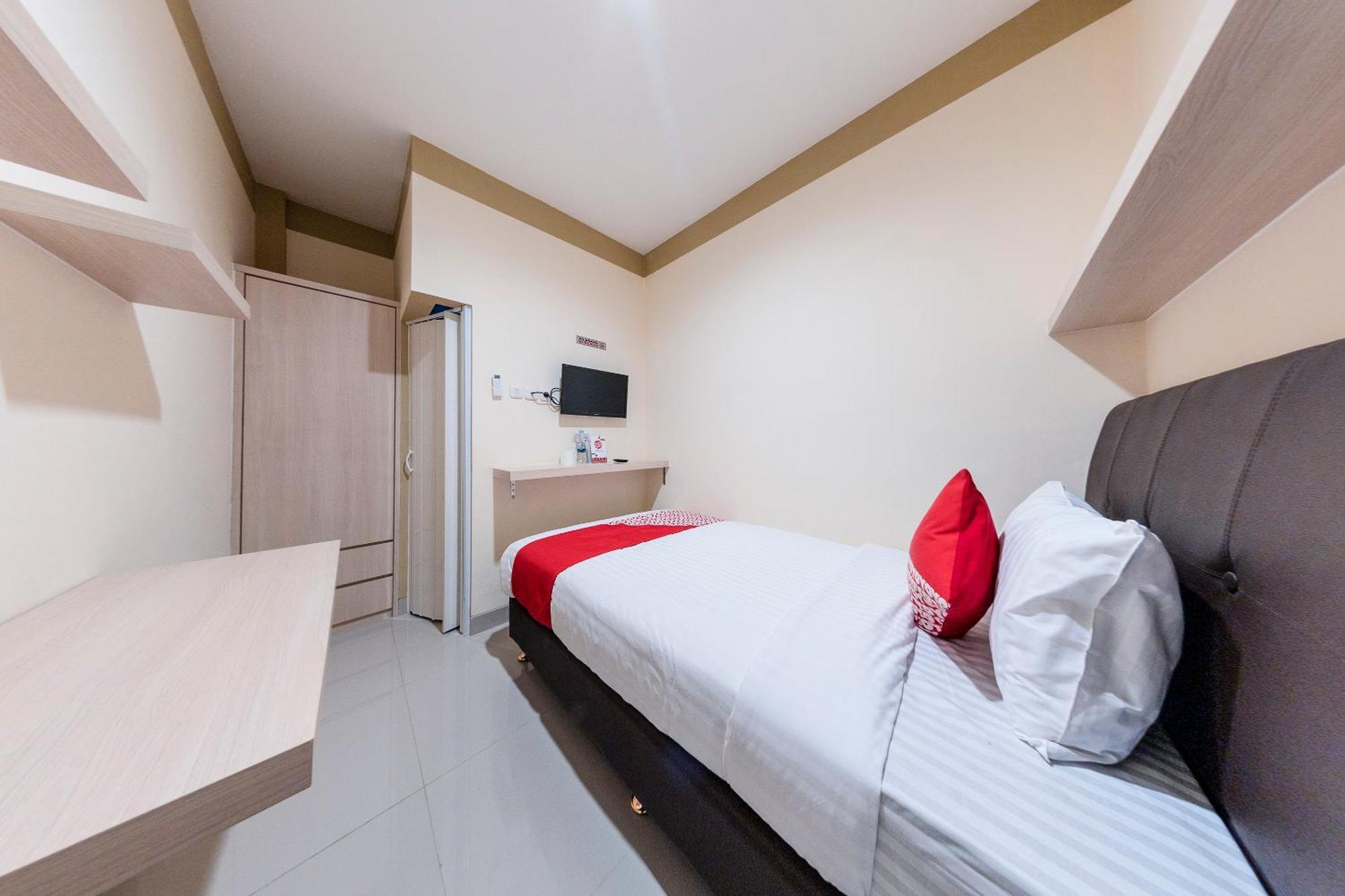 Oyo 478 Balcon Biru Hotel Джакарта Екстериор снимка