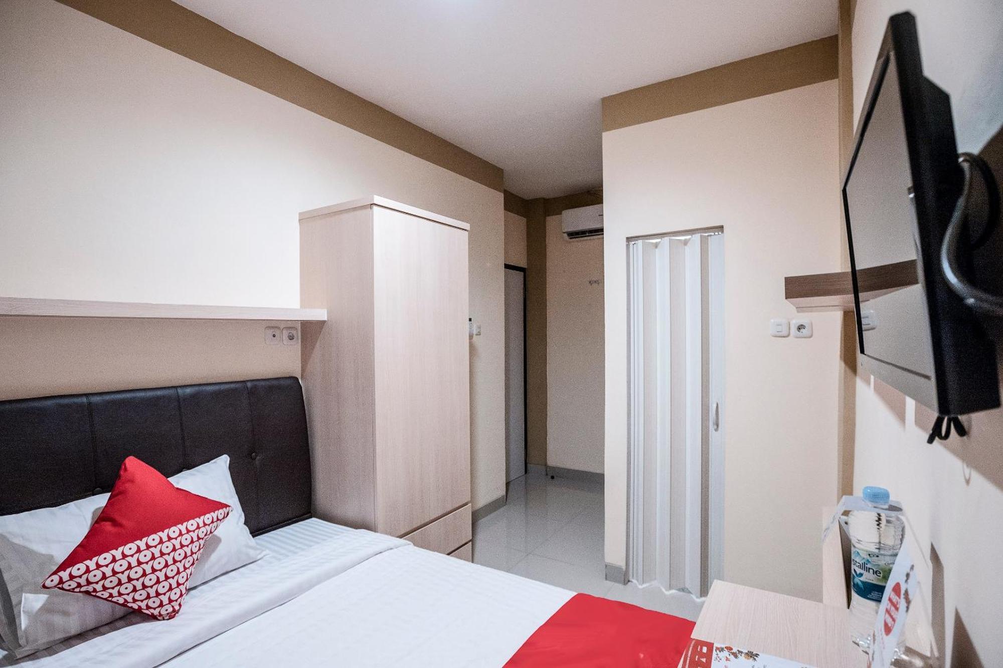 Oyo 478 Balcon Biru Hotel Джакарта Екстериор снимка