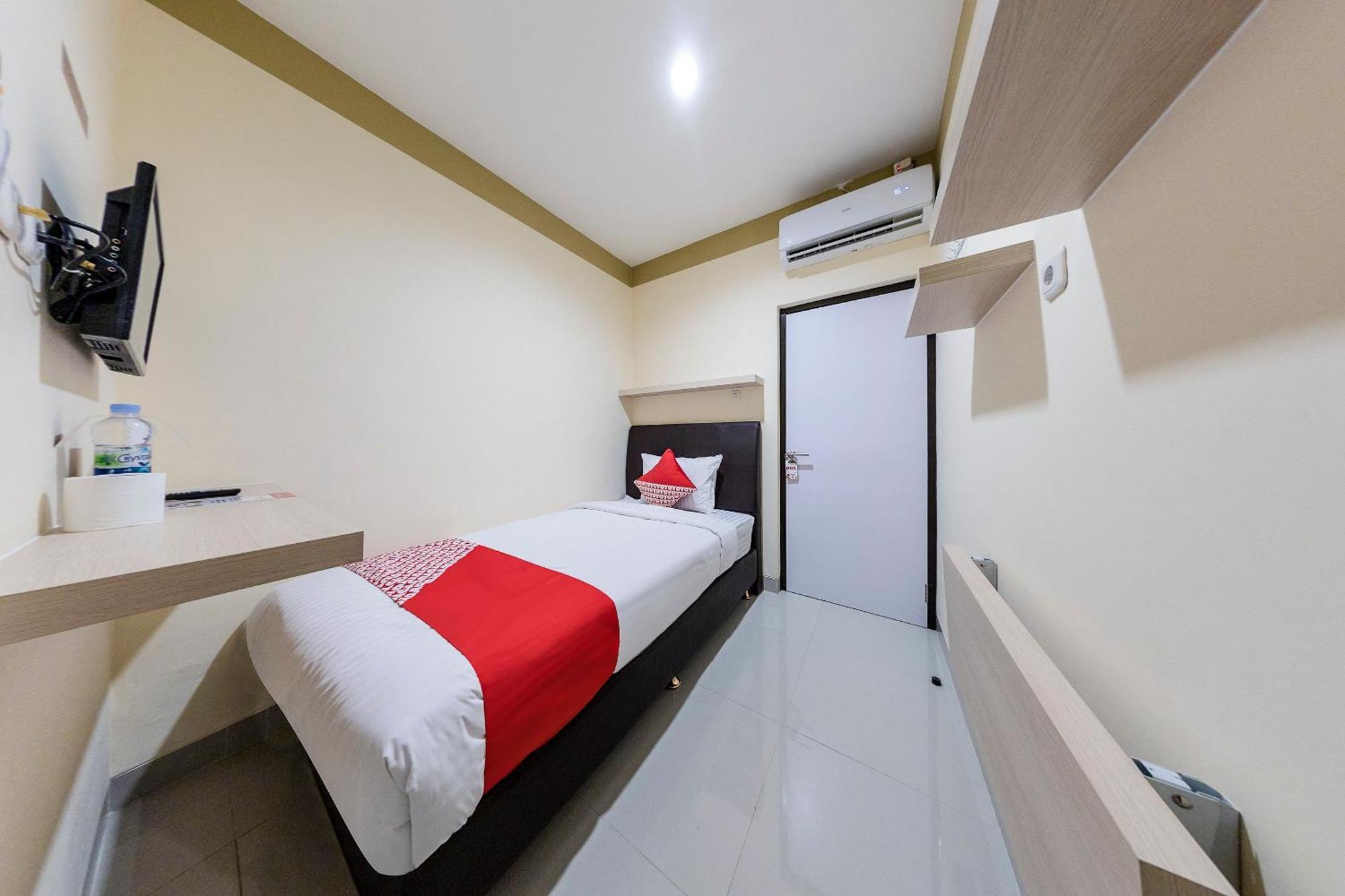 Oyo 478 Balcon Biru Hotel Джакарта Екстериор снимка