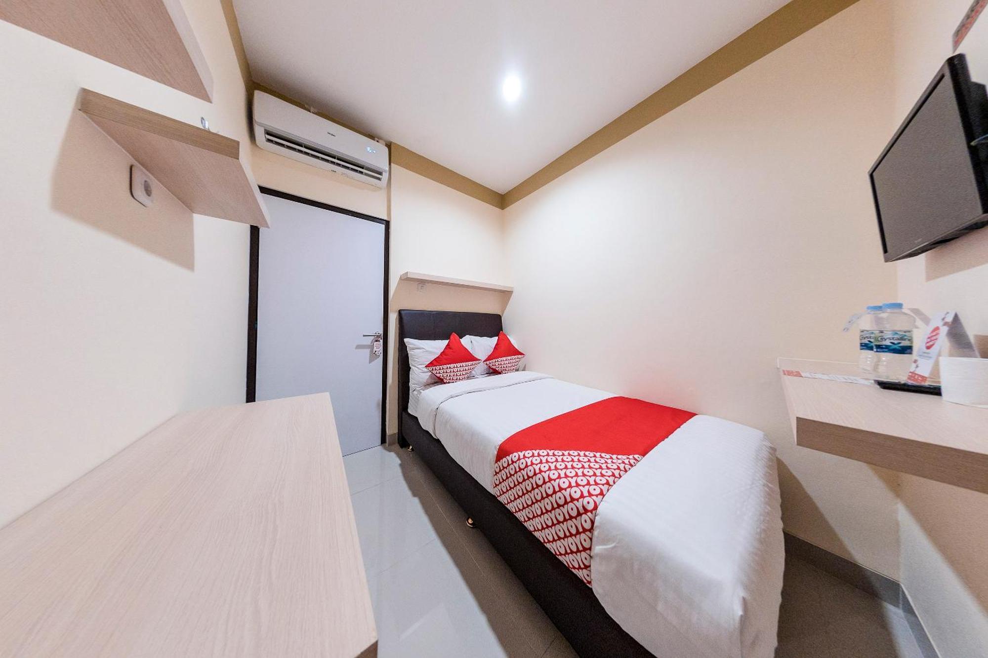 Oyo 478 Balcon Biru Hotel Джакарта Екстериор снимка