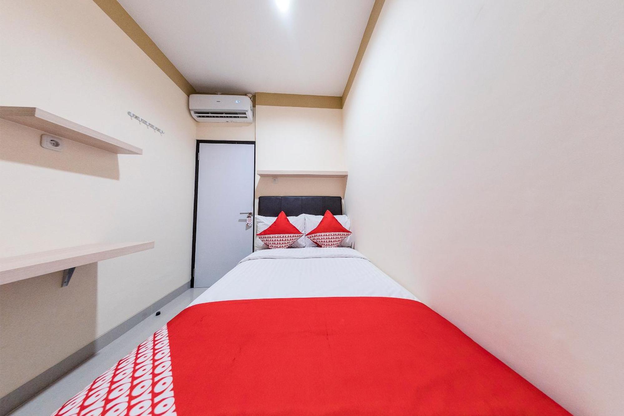 Oyo 478 Balcon Biru Hotel Джакарта Екстериор снимка