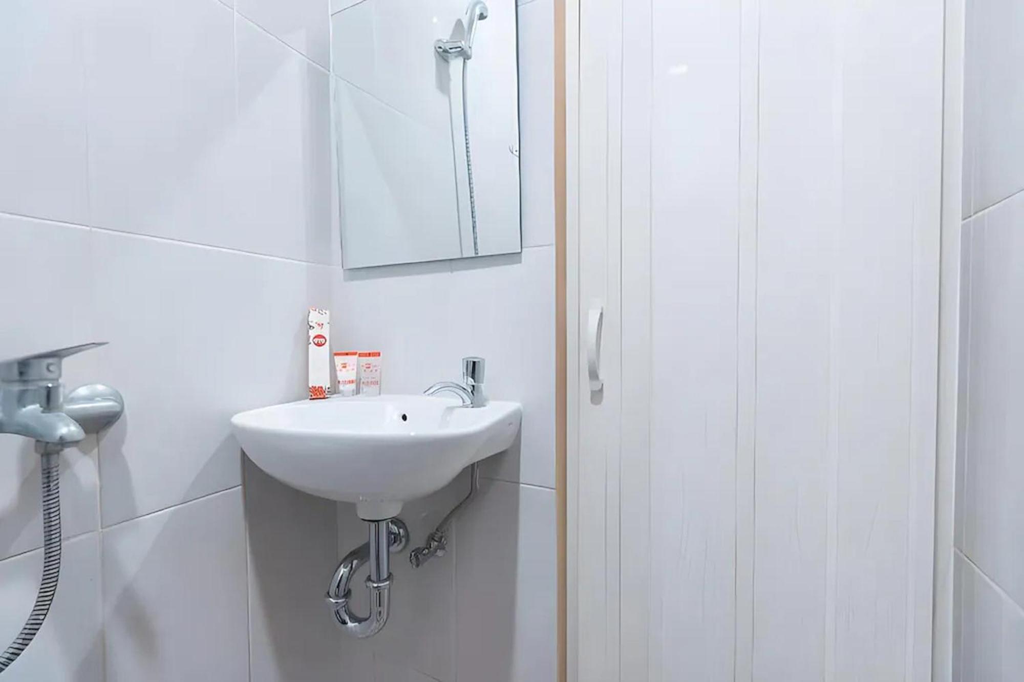 Oyo 478 Balcon Biru Hotel Джакарта Екстериор снимка